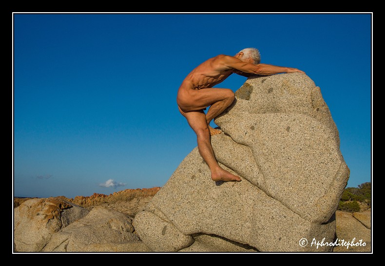 042 La grimpette sur le rocher 2